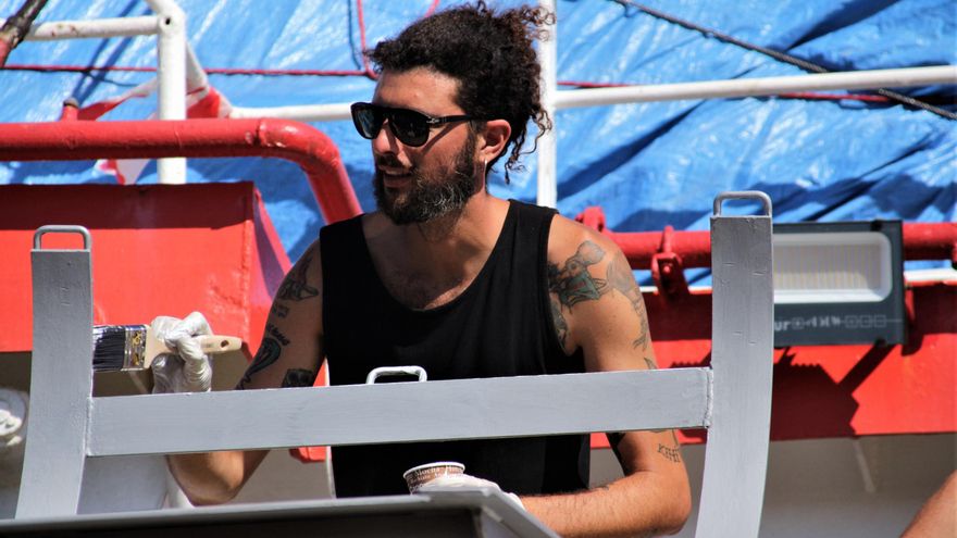 Un activista realiza labores de mantenimiento en el Sea Watch 3.