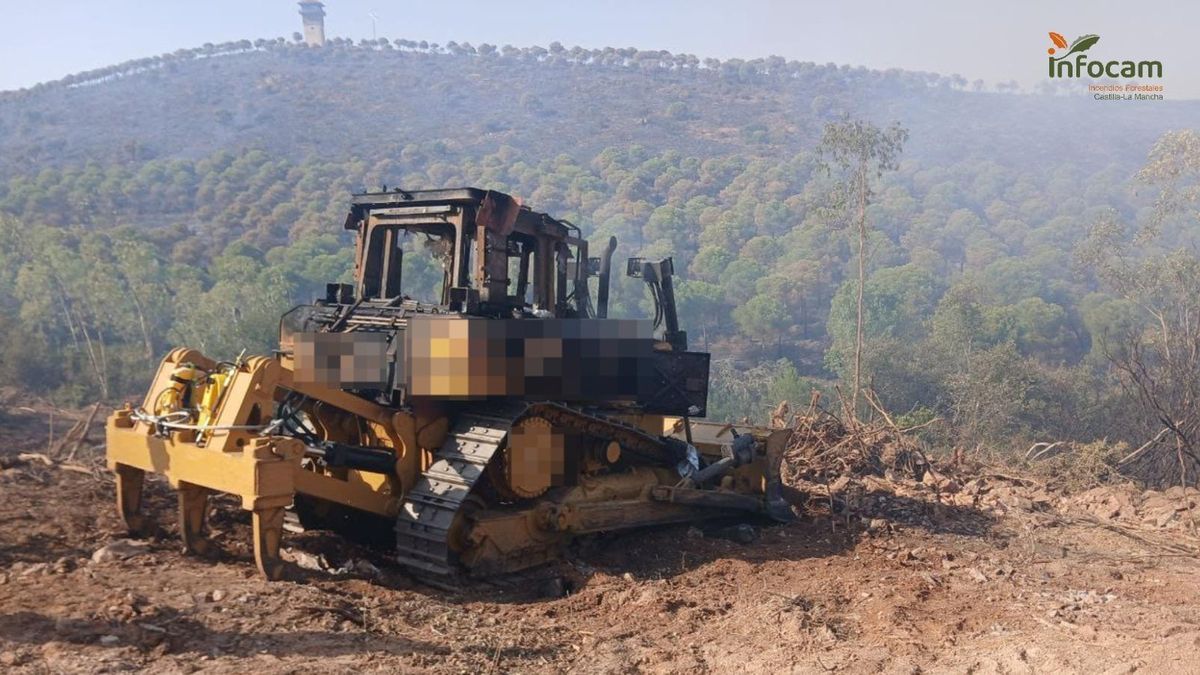 Maquinaria pesada quemada durante un incendio en Badajoz por un fallo mecánico