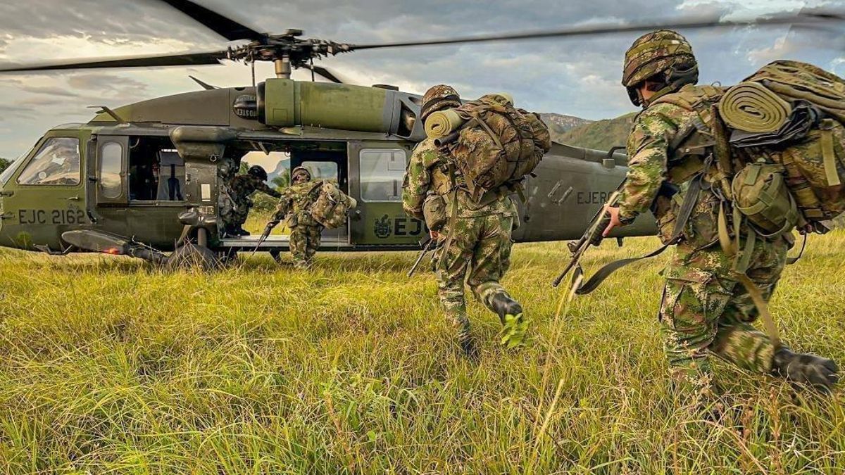 Militares junto a un helicóptero en Colombia.