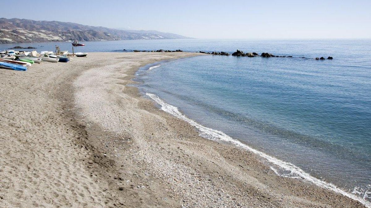 Playa Sotillo-Castell de Ferro, su longitud es de 1.300 metros y tiene una anchura aproximada de 40 metros