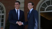 Pedro Sánchez y Pablo Casado en su encuentro en Moncloa tras la llegada del líder del PP a la presidencia del partido.