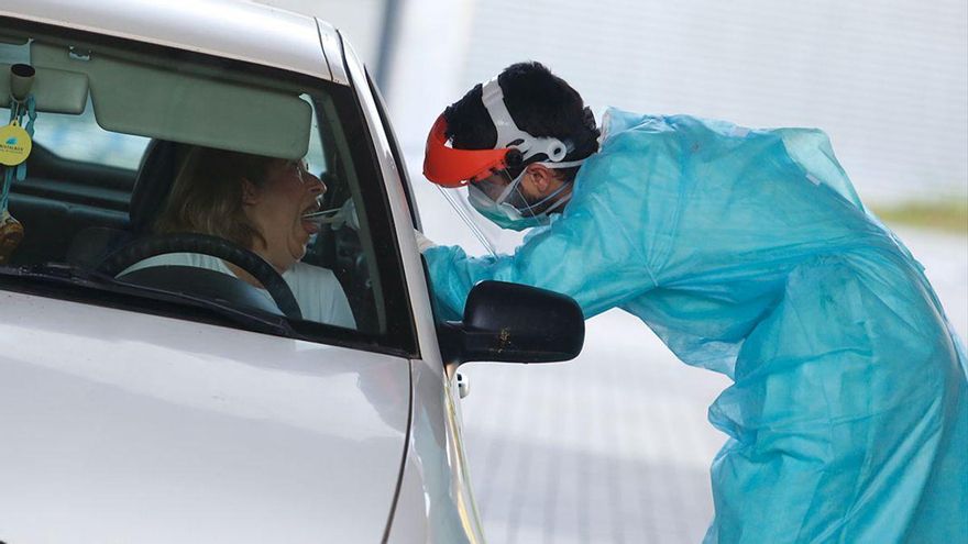 Un profesional sanitario realiza un test PCR en la carpa instalada por la UME en Córdoba