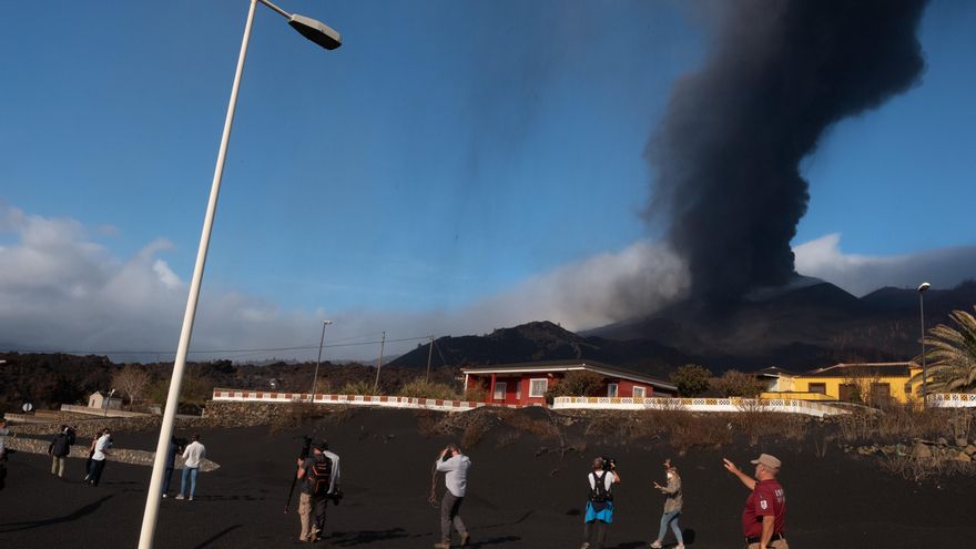 Una gruesa capa de ceniza y escoria cubre el techo de las viviendas del barrio de Las Manchas, en La Palma, y los terrenos adyacentes, dentro de la zona evacuada por su proximidad al volcán. En la imagen, los servicios de emergencia muestran a un grupo de periodistas los efectos de la erupción en la zona. EFE/Carlos de Saá