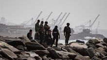 Miembros de seguridad patrullando este lunes la costa donde se registró un enfrentamiento, en Macuto (La Guaira, Venezuela).