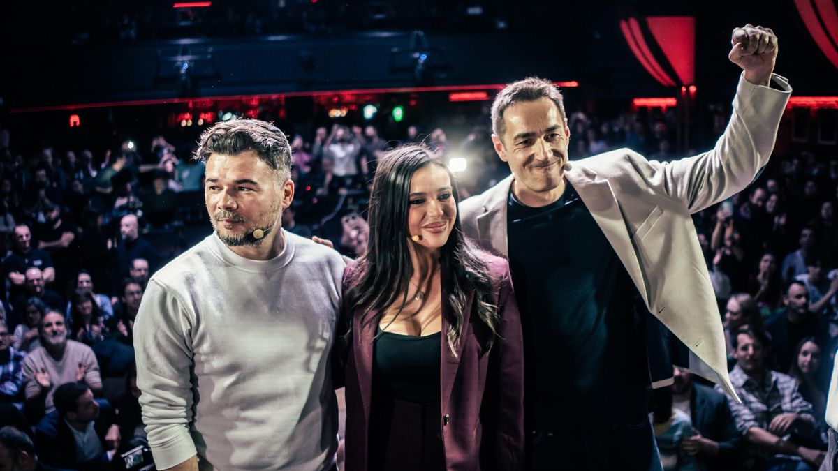 Gabriel Rufián y Emilio Delgado junto a Sarah Santaolalla.