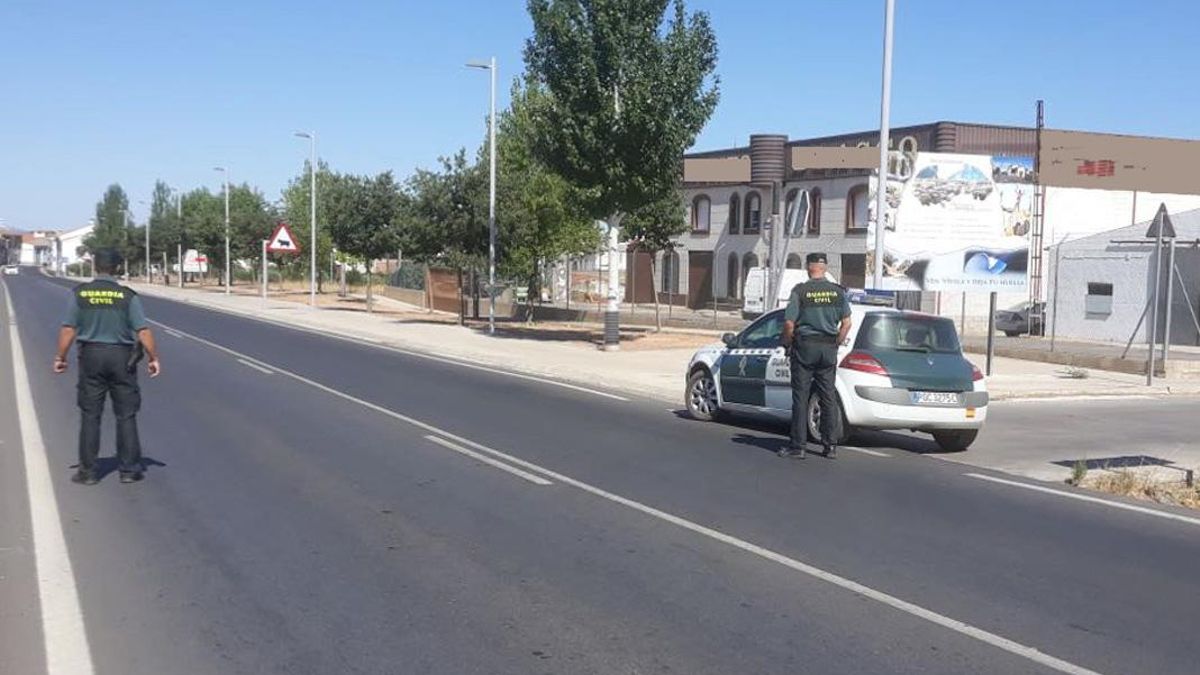 Agentes de la Guardia Civil en Villanueva del Duque.