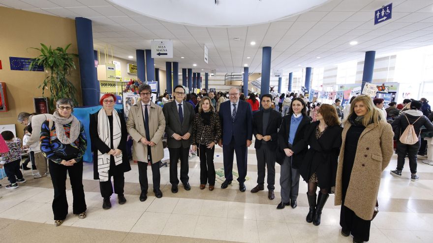 El consejero de Universidad, Investigación e Innovación, José Carlos Gómez Villamandos (4i),en una foto de familia, antes de participar en la inauguración de la octava edición de la feria 'Infaciencia: De las niñas de hoy a las científicas de mañana'.