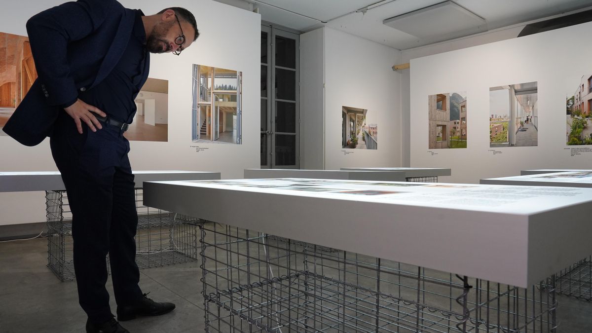 Denis Itxaso observando uno de los paneles de la exposición.