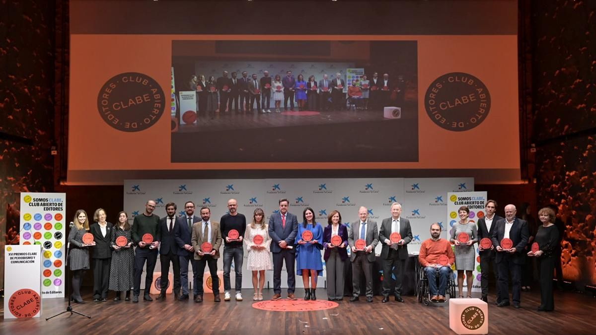 Fotografía de familia de los premiados en los XVI premios de periodismo y comunicación Clabe