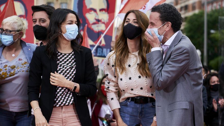 La presidenta de Ciudadanos, Inés Arrimadas, y el candidato del partido a la Presidencia de la Comunidad de Madrid, Edmundo Bal, durante un acto electoral en la Plaza de Chamberí de Madrid.