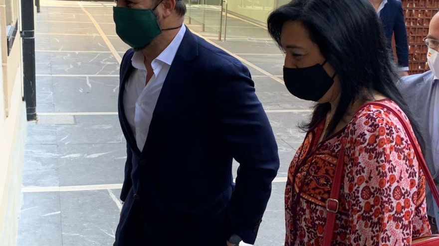 Amaia Martínez llega al Parlamento acompañada del líder de Vox, Santiago Abascal