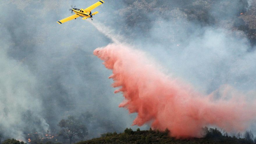 Mitjans aeris treballen en l'incendi forestal d'Assuévar de fa uns dies.