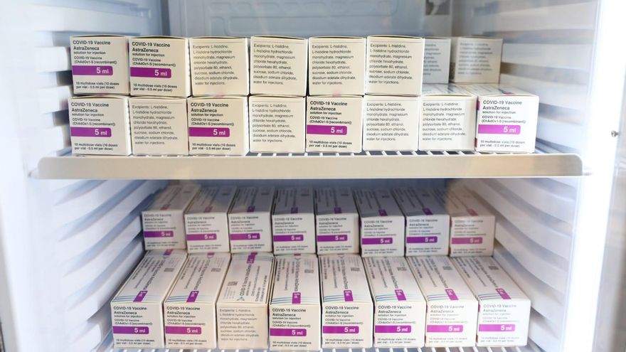 Las primeras vacunas de Oxford Astrazeneca llegan al Hospital Clínico