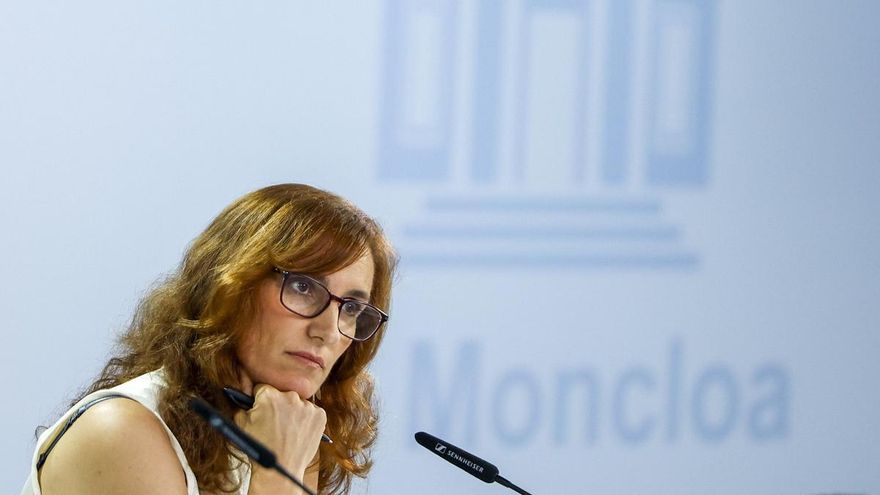 La ministra de Sanidad, Mónica García durante la rueda de prensa posterior a la reunión del Consejo de Ministros, este martes en el Palacio de La Moncloa.