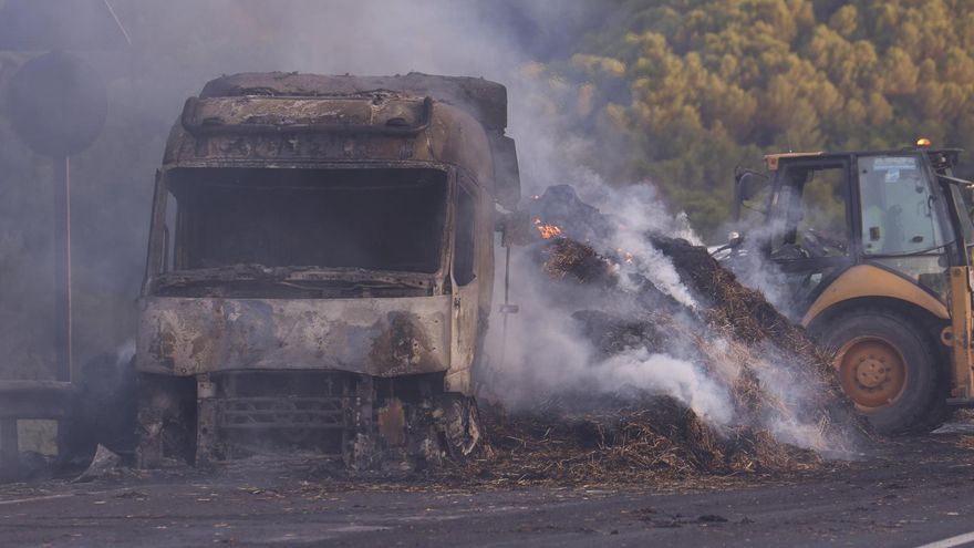 Un vehículo quemado en una carretera de la provincia de Ávila.