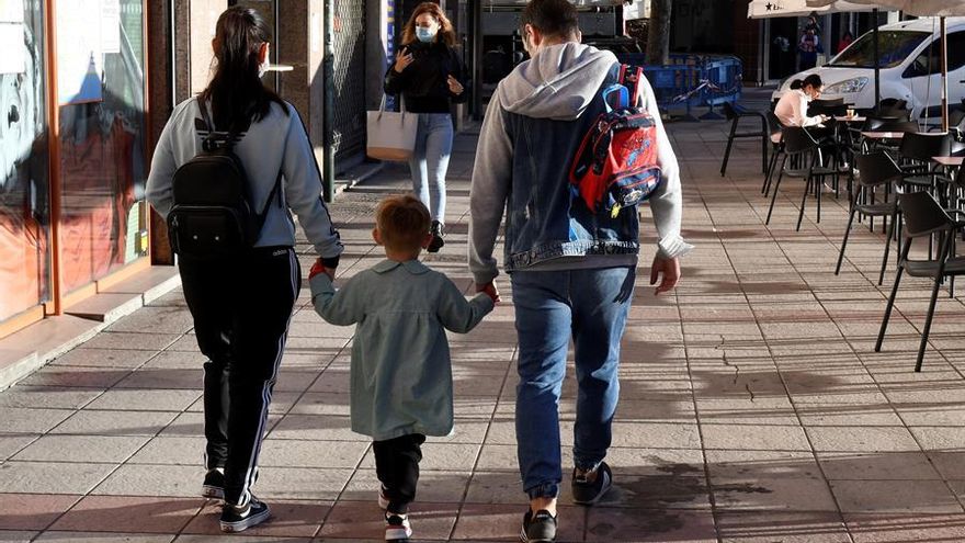 Unos padres llevan a su hija al colegio