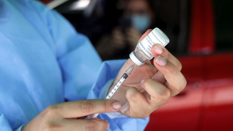 Una trabajadora de la salud prepara una dosis de la vacuna contra la covid-19, en Tegucigalpa (Honduras). EFE/Gustavo Amador/Archivo