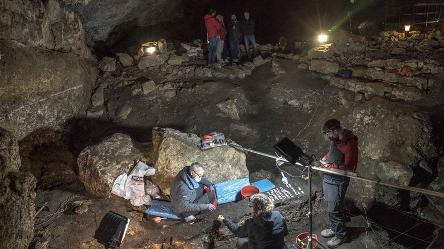 Nuevas investigaciones en El Pendo buscan más pistas sobre la evolución del ser humano