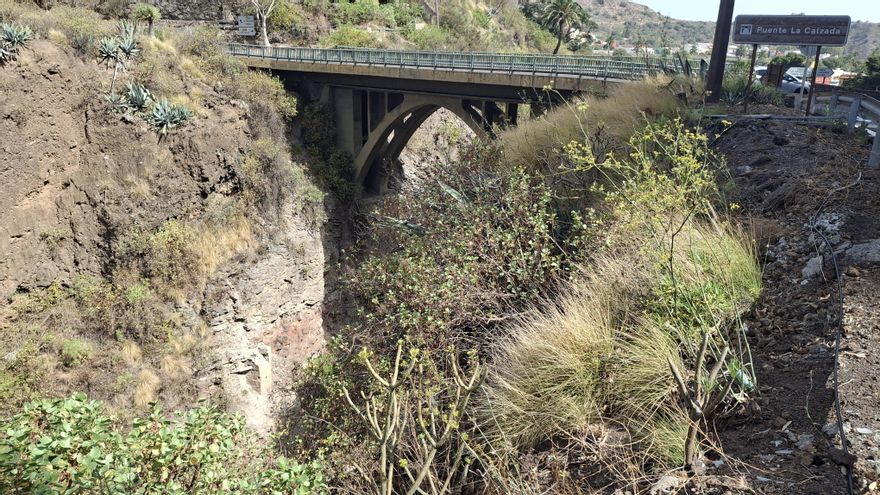 El Cabildo de Gran Canaria derriba un acueducto catalogado como bien etnográfico por el peligro de que cayese sobre un sendero