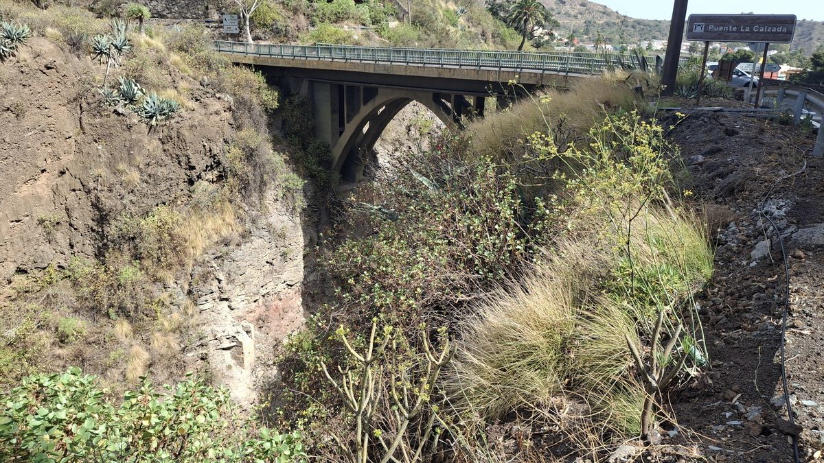 El Cabildo de Gran Canaria derriba un acueducto catalogado como bien etnográfico por el peligro de que cayese sobre un sendero