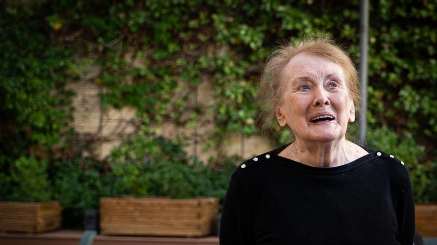 Annie Ernaux: "Ganar el Nobel de Literatura no ha hecho que me sienta menos tránsfuga de clase"