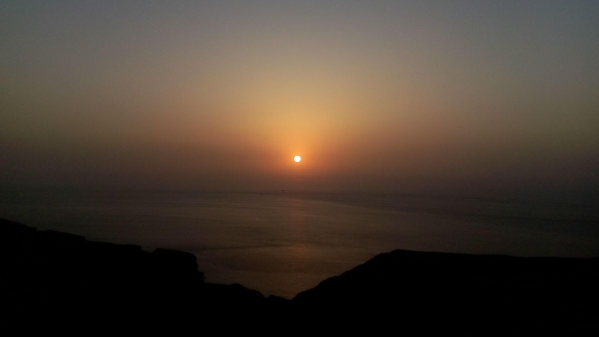 Soberbia puesta de sol en el Estrecho de Ormuz en una imagen tomada en mayo de 2018