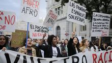 Asistentes a la marcha antirracista convocada en Madrid este domingo.