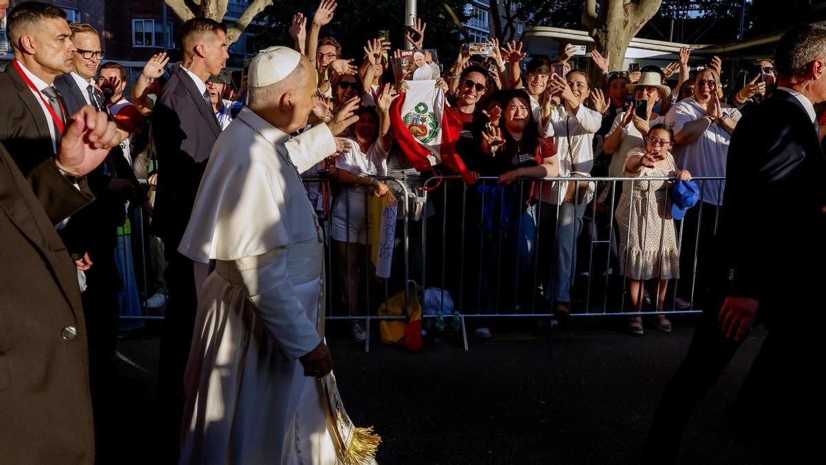Los jóvenes dan la bienvenida al Papa en la vigilia de Madrid: "Es el mayor 'influencer' en la sociedad actual"