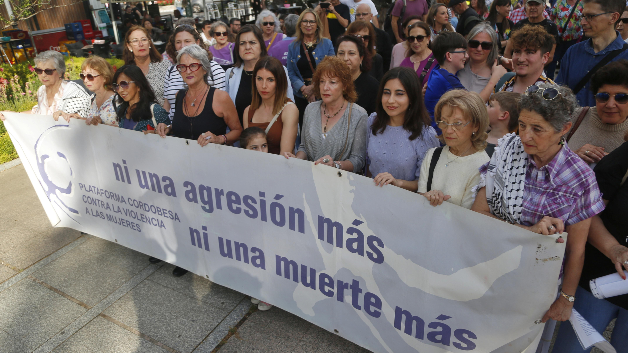 La Plataforma Cordobesa contra la Violencia a las Mujeres sale a la calle para decir 'Basta ya', tras el asesinato de Tulia en el barrio de La Fuensanta