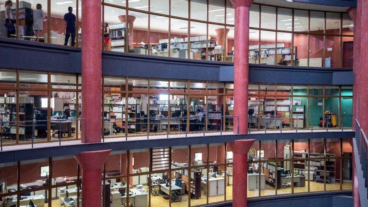 Funcionarios en sus puestos de trabajo