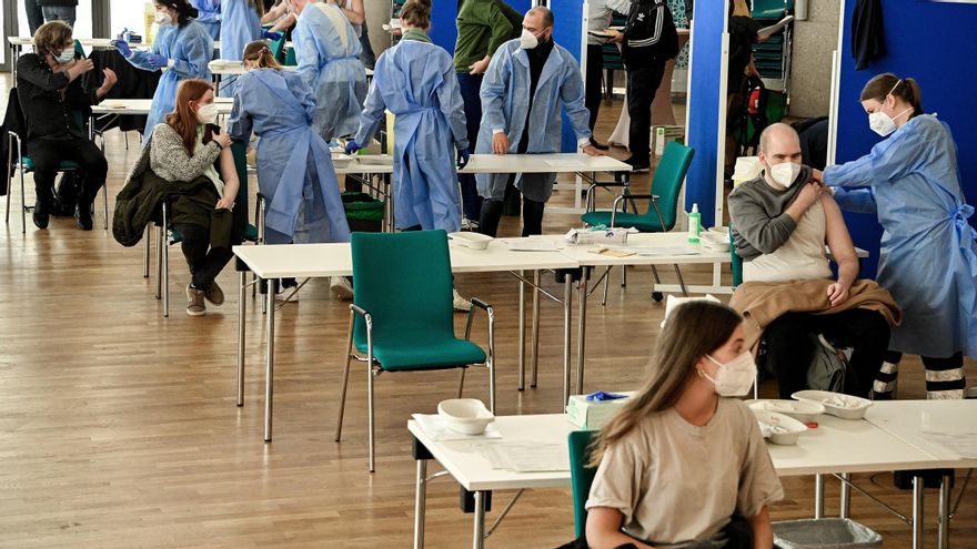 Centro de vacunación en Alemania. EFE/EPA/SASCHA STEINBACH/Archivo