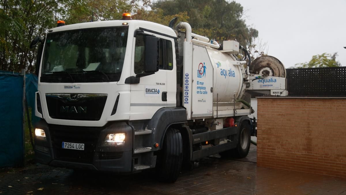 Emacsa, los bomberos y vecinos achican agua en un garaje anegado tras la rotura de una tubería