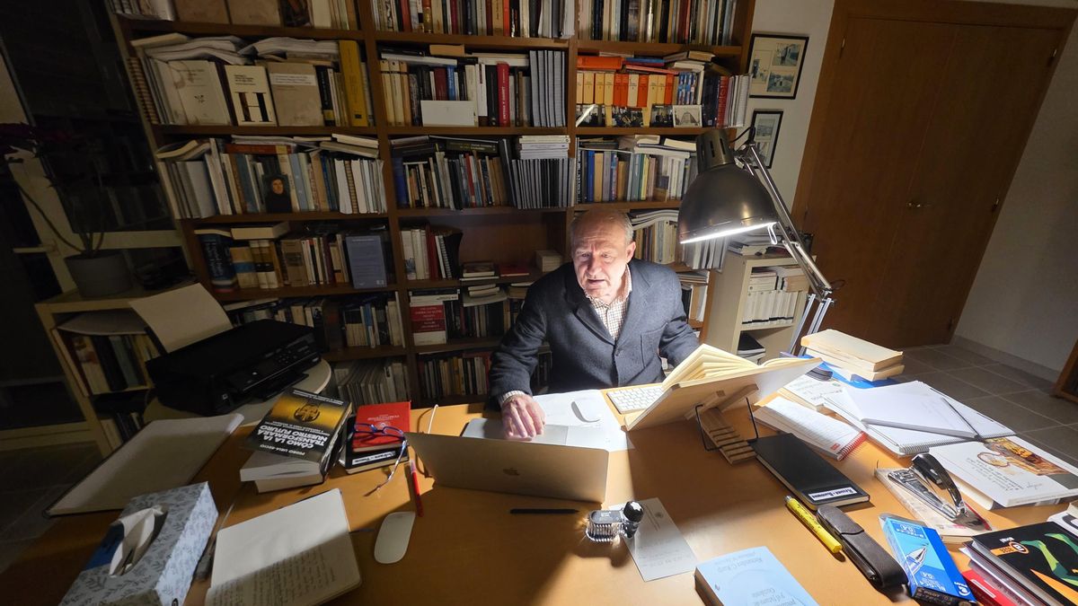 El profesor Villacañas, en su mesa de trabajo.