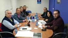 Chen Wu Keping (segundo por la izquierda) y Rebeca Torró (segunda por la derecha), en una reunión en El Teler