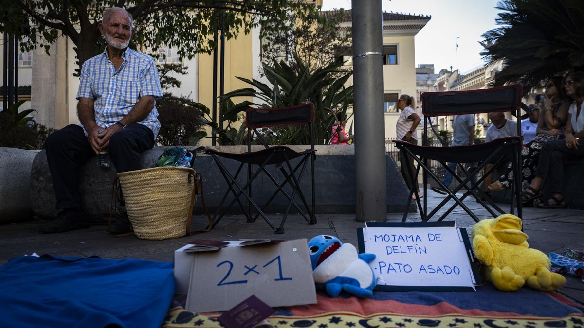 Uno de los puestos ficticios con los que los vecinonos ironizan sobre la situación del asentamiento de El Trampolín. Y, en concreto, sobre el vídeo en el que aparecen varios migrantes cogiendo una cría de delfín que ya había fallecido