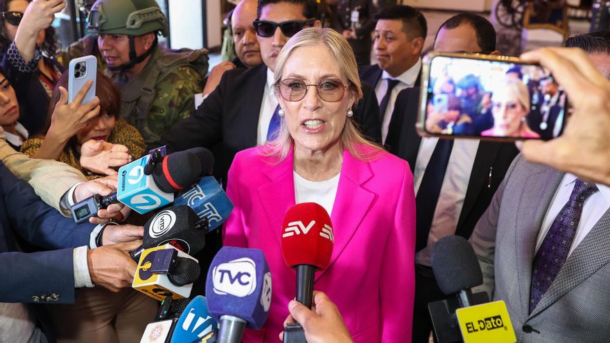 Madre del presidente de Ecuador recibe acta de asambleísta tras liderar lista más votada