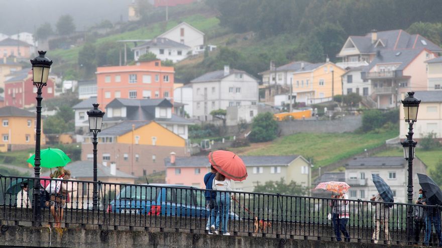 Hoy, miércoles, se registran de madrugada fuertes precipitaciones acompañadas de tormenta en el oeste de Galicia, que se extienden de forma débil al Cantábrico y oeste del Pirineo, mientras en el resto del territorio nacional estará poco nuboso con intervalos de nubes altas, según la Aemet.