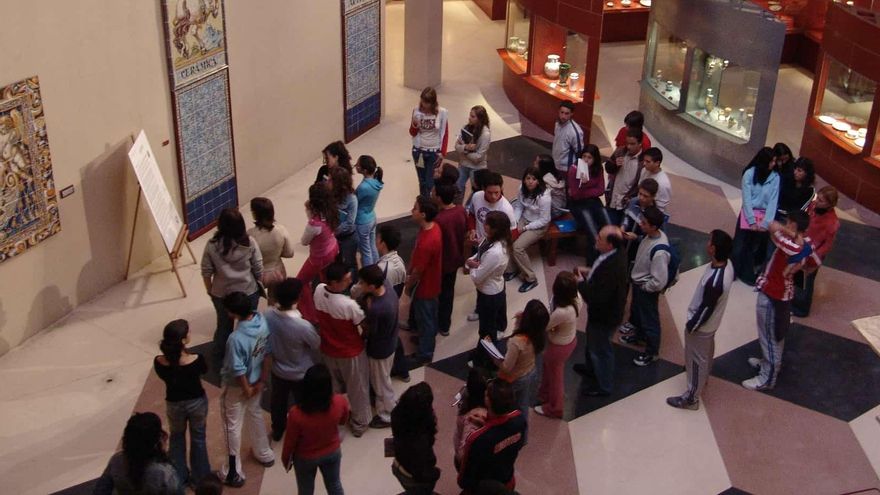 Un grupo de alumnos de Secundaria visita el Museo de Cerámica. Foto: Asociación de Amigos del Museo Ruiz de Luna