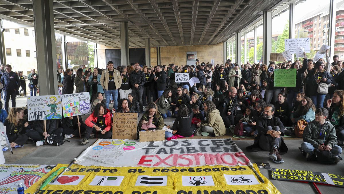 Concentración de docentes en el edificio de las sedes de las Consejerías del Gobierno asturiano. 