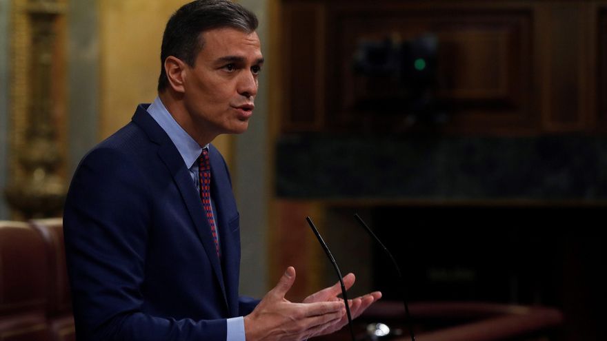 El presidente del Gobierno, Pedro Sánchez, al inicio de su comparecencia este miércoles a petición propia para informar de los dos últimos consejos europeos y de la situación en que se encuentra España en este momento de la pandemia, a las puertas de la Navidad. EFE/ J.J. Guillén