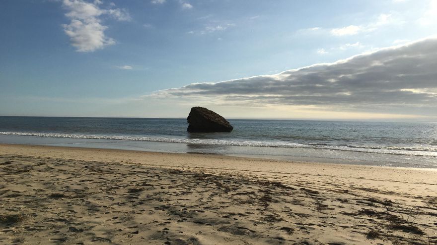 El litoral de Huelva con cinco kilómetros de arena dorada que conserva los restos de una torre del siglo XVI en su orilla