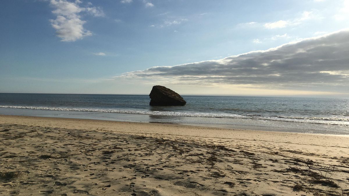 El litoral de Huelva con cinco kilómetros de arena dorada que conserva los restos de una torre del siglo XVI en su orilla