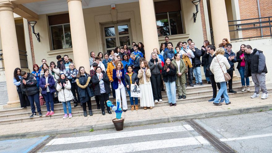 Los árboles se visten de azul en La Rioja por la concienciación sobre el autismo