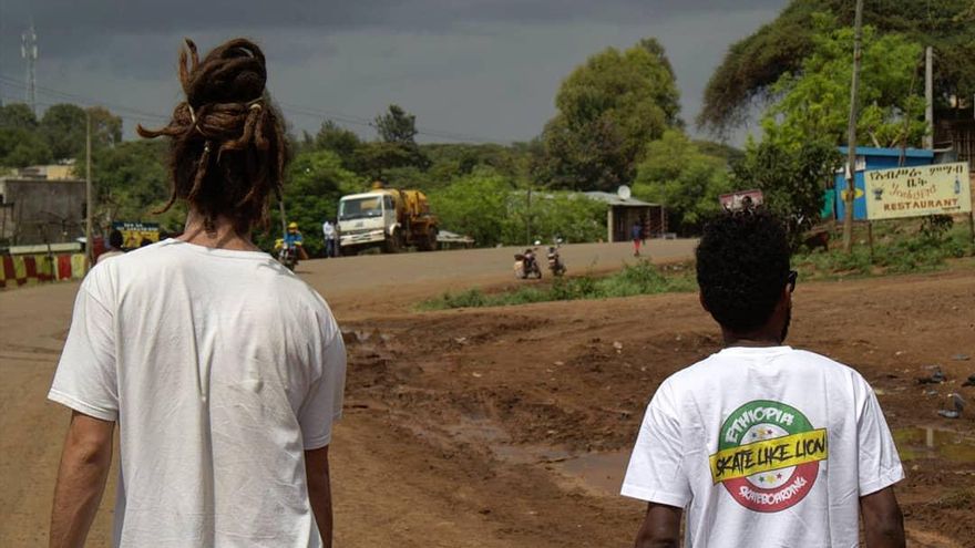 De Asturias a Etiopía: la pasión de dos jóvenes ovetenses por el 'skate' cala en Konso