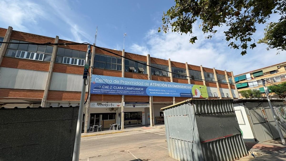 Cartel del ayuntamiento sobre la apertura del “refugio climatico” en el edificio del supermercado.
