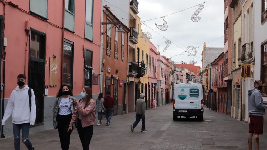 Varias personas pasean por La Laguna, Tenerife