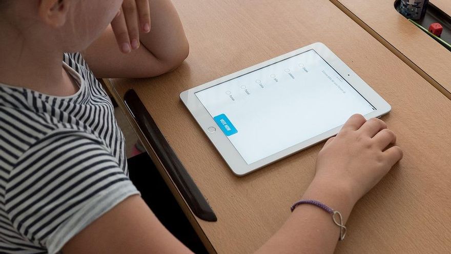Familias de un colegio de Toledo se rebelan contra el uso de la tablet y piden continuar con libros de texto