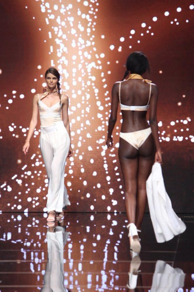 El trabajo de Savia de oro en Moda Cálida.