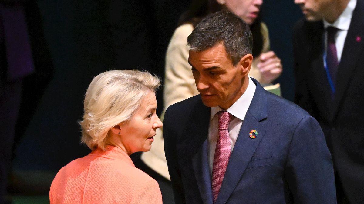 Pedro Sánchez conversa con la presidenta de la Comisión Europea, Ursula von der Leyen, edurante la asamblea general de la ONU en Nueva York