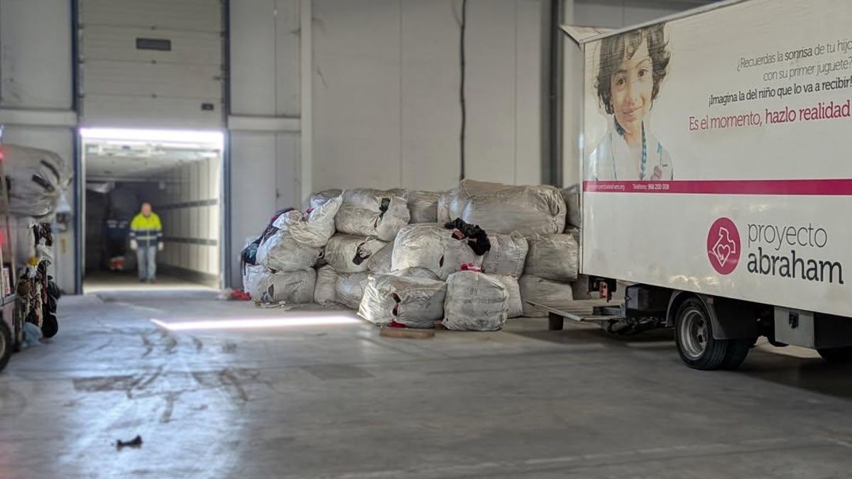 Proyecto Abraham recupera en torno a 8.000 y 10.000 kilos al día de ropa y calzado